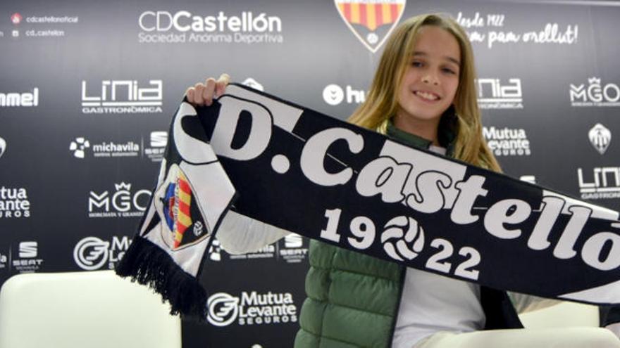 María posa con la bufanda del CD Castellón.