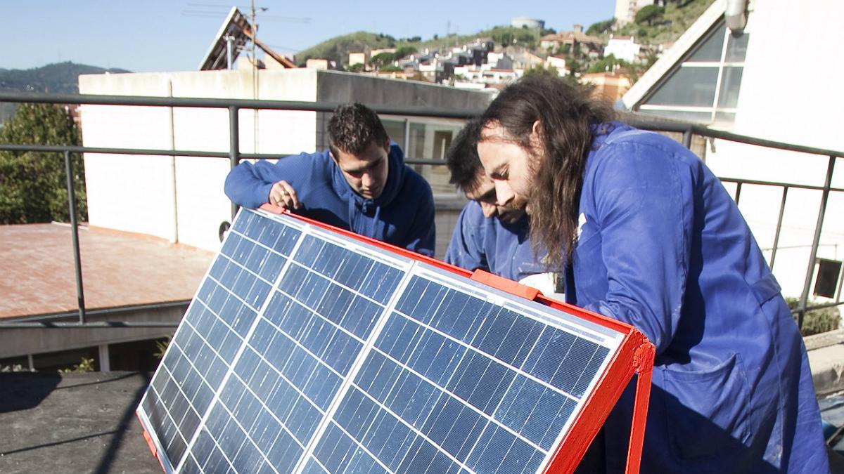 Instalación de un panel solar en una vivienda.