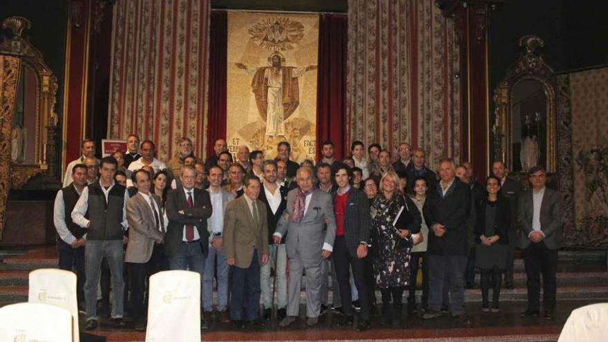 Rafael de Paula y Andrés Vázquez (en el centro) junto a miembros del Foro Taurino.