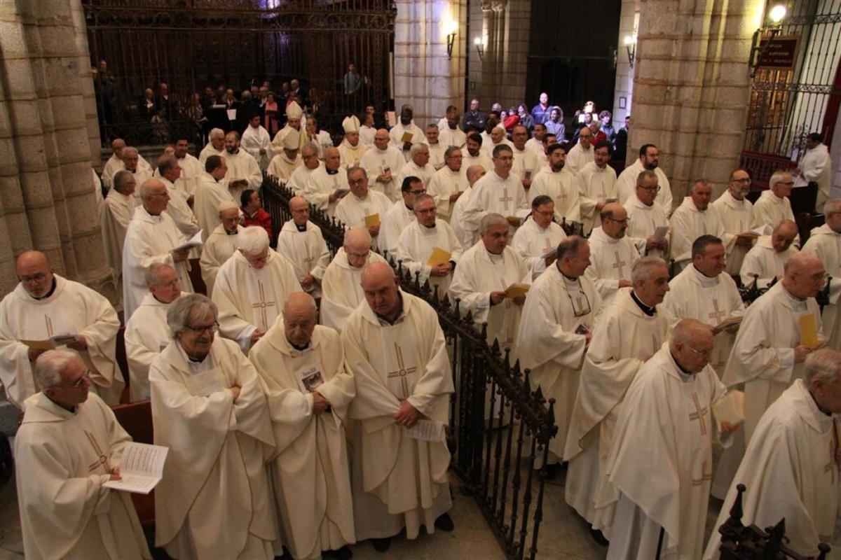 Los sacerdotes, durante la celebración de la misa crismal.