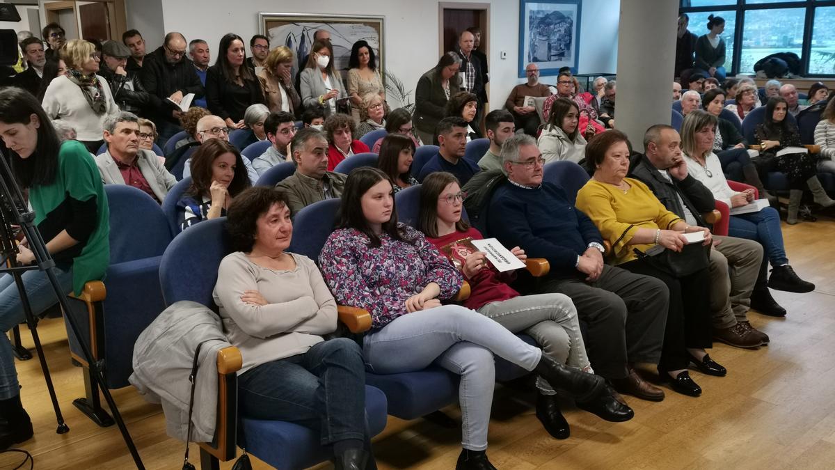 Familia do homenaxeado, coa súa viúva no primeiro plano.