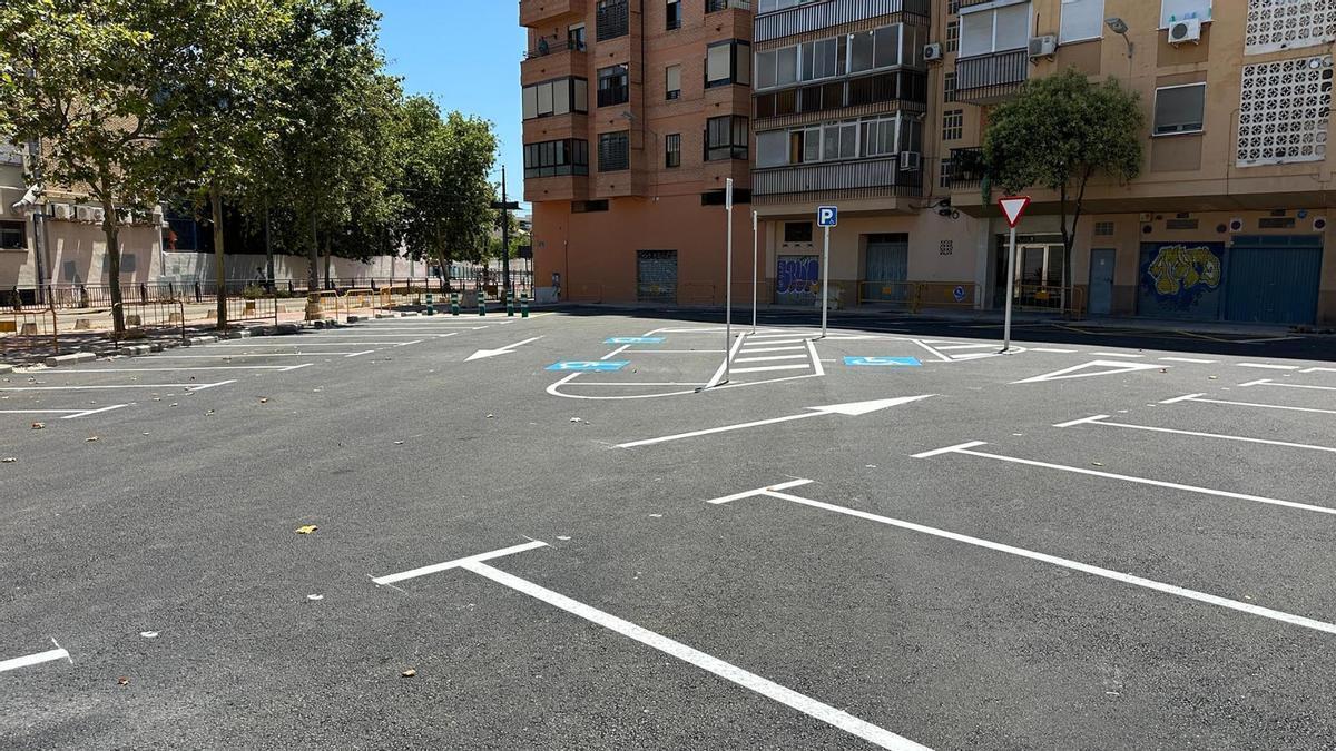 El nuevo parking gratuito de Marxalenes tiene 36 plazas de coche y 5 de motos