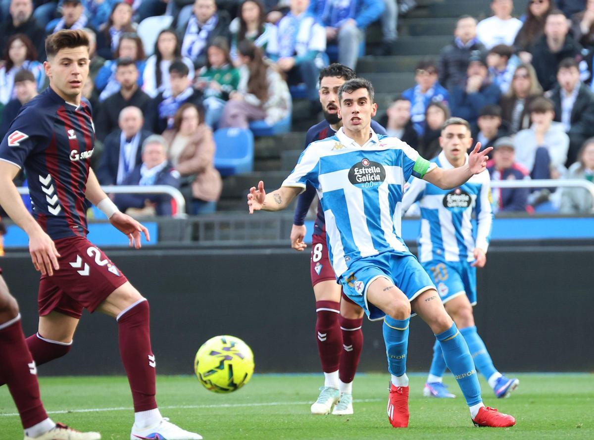 Diego Villares, con Peru Nolaskoain y Yeremay, por detrás ante el Eibar.