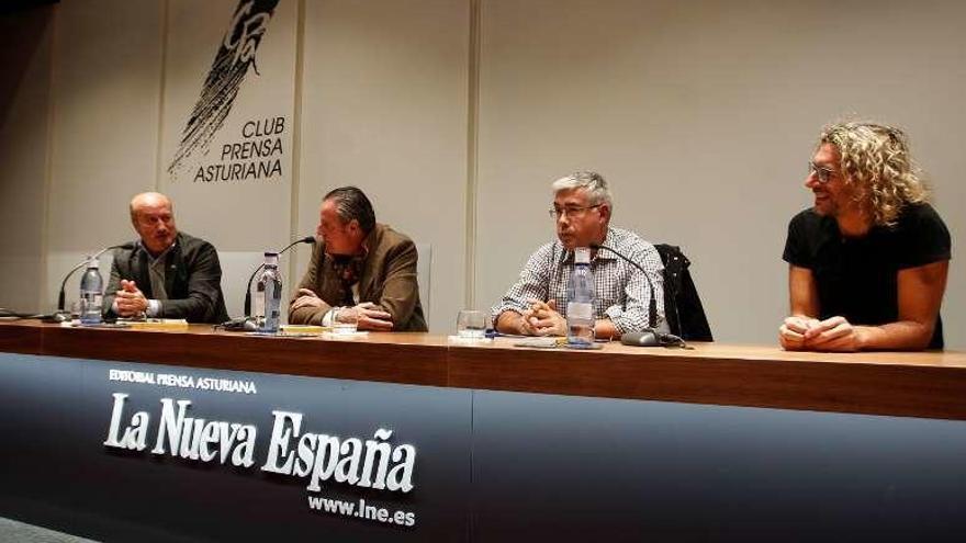 De izquierda a derecha, Luis Venta, Juan Carlos Cádiz, Jaime Izquierdo y Pablo García, ayer, durante la presentación del libro.