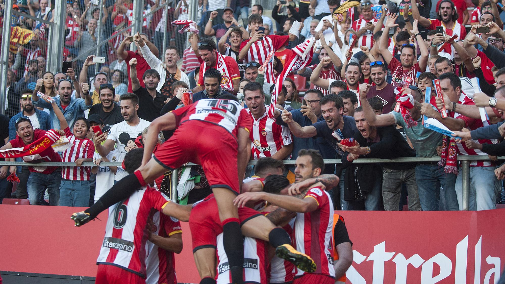 Barcelona 29.10.2017 Deportes Jugadores y afición celebrando el gol del empate de Stuani durante el partido de liga entre el Girona y el Real Madrid en Montilivi. Fotografía de Jordi Cotrina