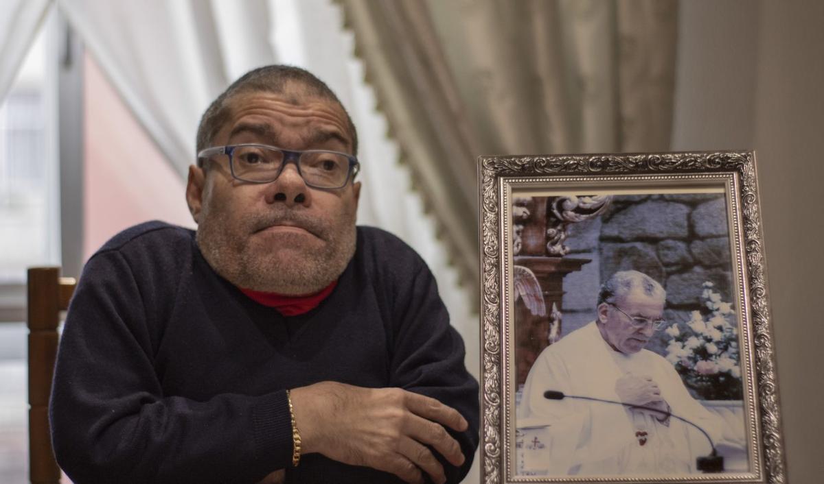 Jose Manuel Enríquez, sobrino del párroco asesinado, con una foto de su tío. | ROI CRUZ