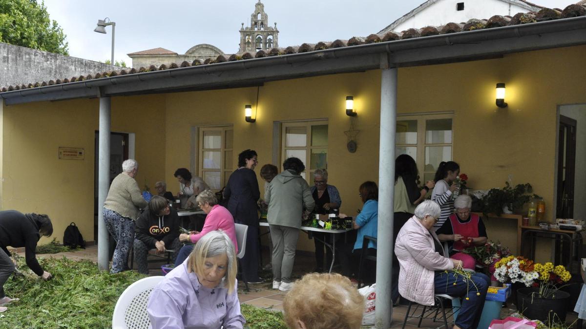 Conxo recupera la tradición de las alfombras florales del Corpus Christi tras más de 15 años.