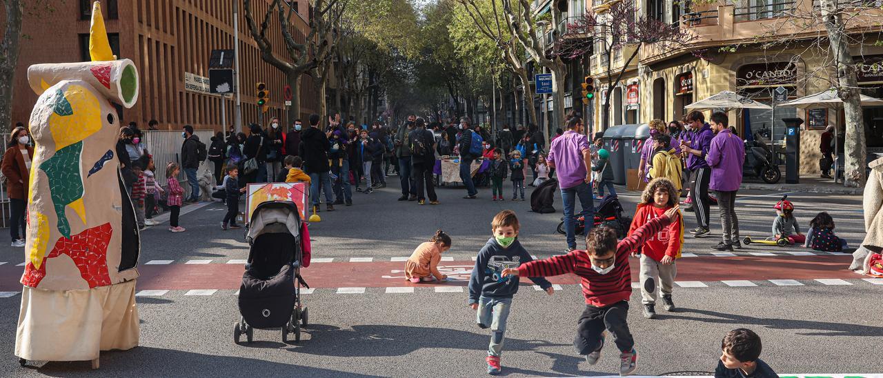 Protesta por la contaminación en el entorno escolar en un colegio público de Barcelona, en marzo del 2021.