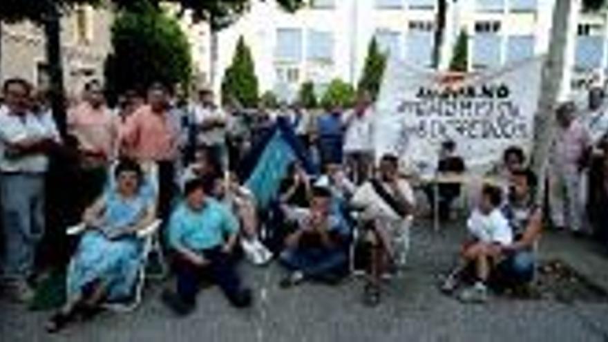 Trabajadores de Hispano acampan ante la DGA por los 26 despidos
