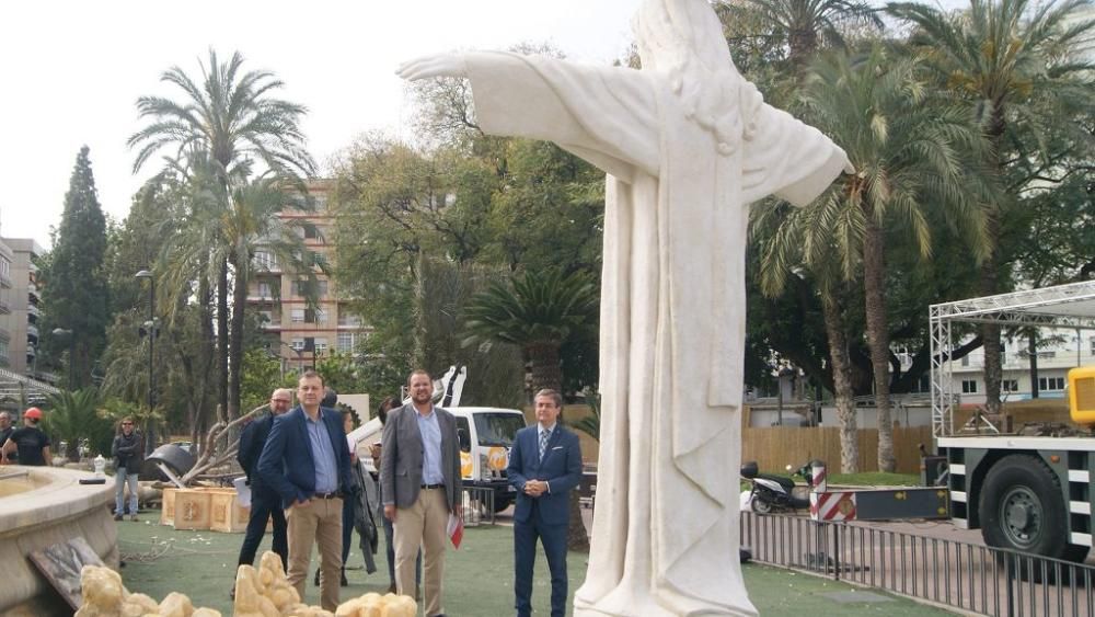 Montaje del monumento 'Los Jardines del Rey Lobo' en la plaza Circular de Murcia