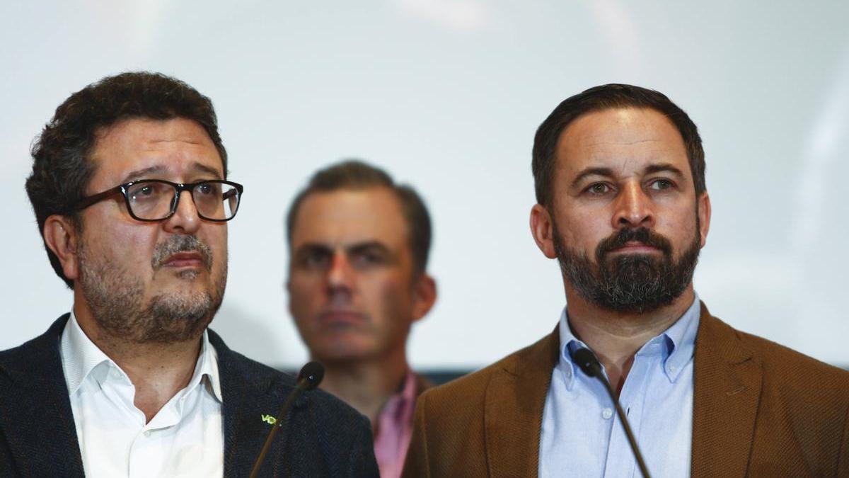 El exlíder de Vox Andalucía, Francisco Serrano, junto a Santiago Abascal y Ortega Smith en un acto del partido.