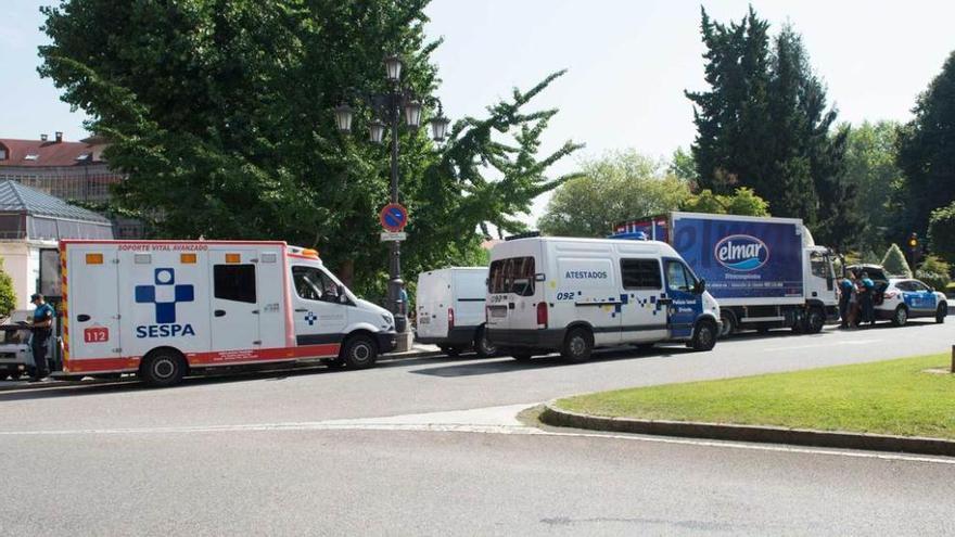 Los servicios médicos y la Policía, en el lugar del accidente.