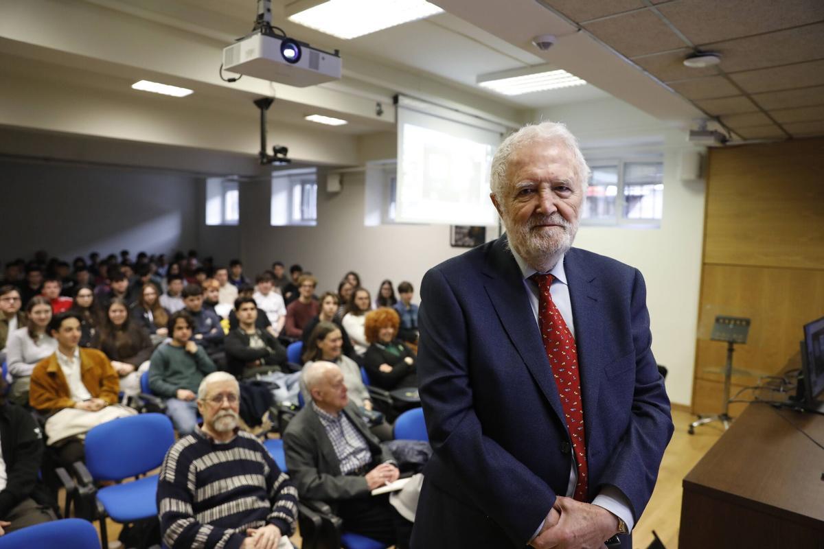 Juan Luis Vázquez durante su conferencia en el Salón de Grados de la Facultad de Ciencia