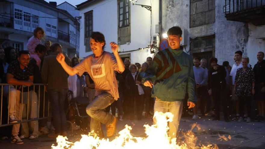 La noche más mágica, en los pubs del casco viejo: San Xoán con fuego, sardinas y música en Santiago