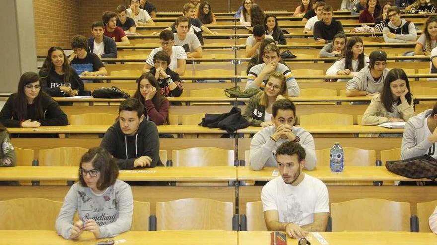 Estudiantes a punto de comenzar el primer examen del día, ayer en Pontevedra
