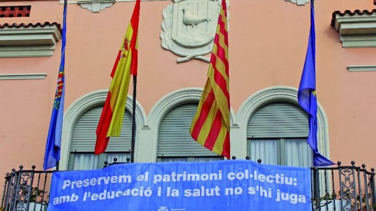 El  balcón del Ayuntamiento de Santa Coloma reivindica atención preferente a los temas de salud y educación.