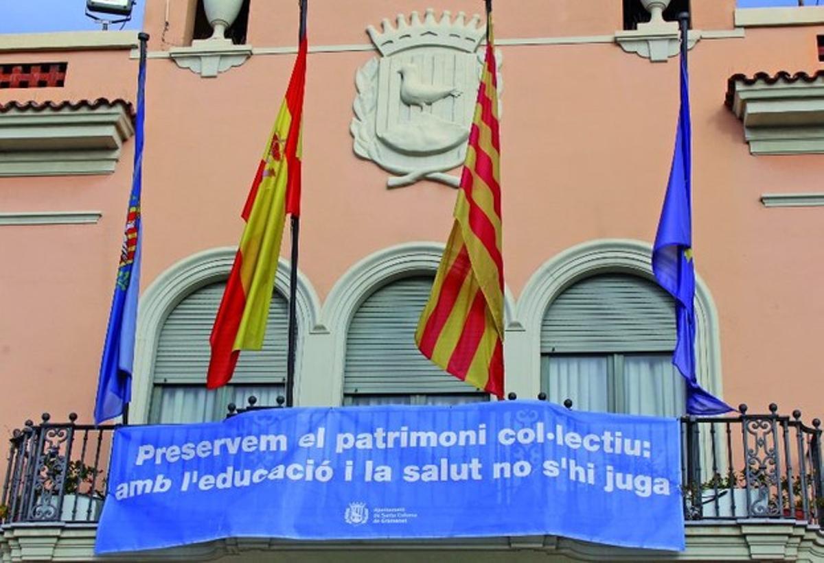 El balcó de l’Ajuntament de Santa Coloma reivindica atenció preferent als temes de salut i educació.