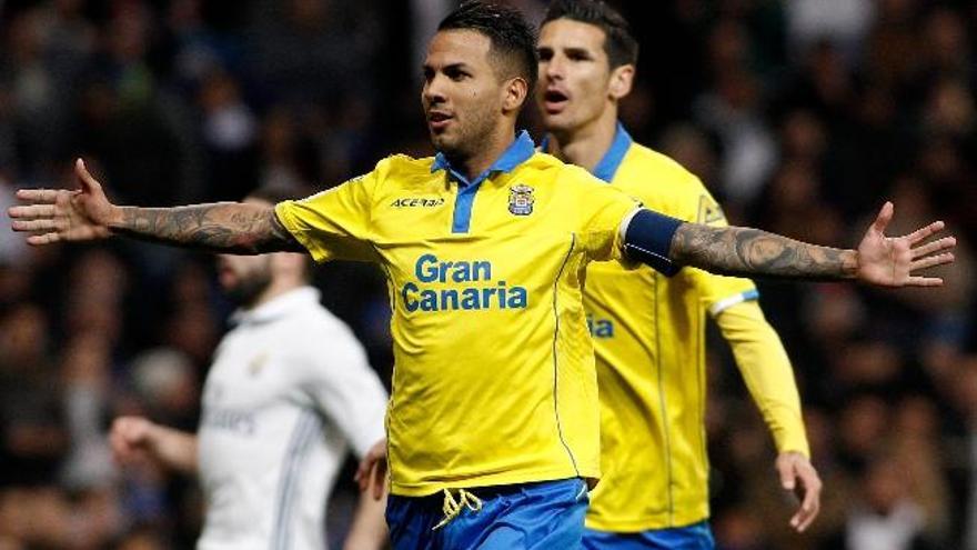 Jonathan Viera celebra su tanto.