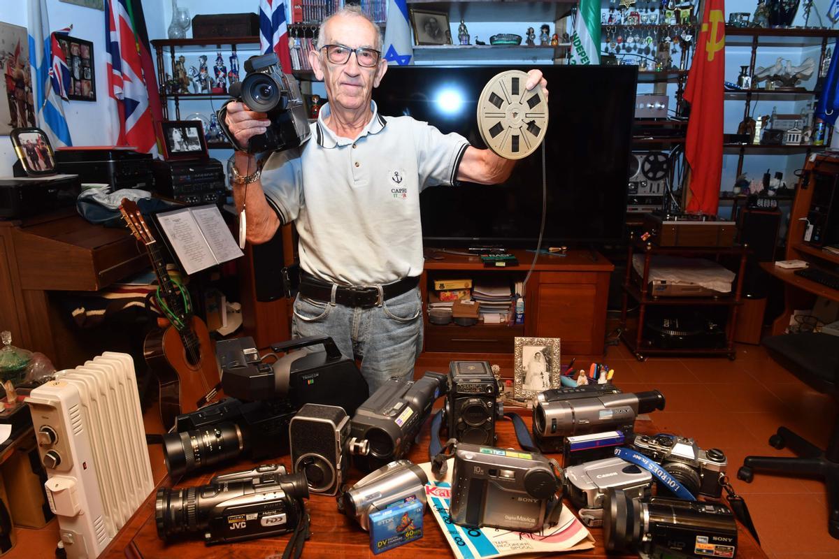 Eduardo Fernández-Tafall posa en su casa con las diferentes cámaras de vídeo que posee.