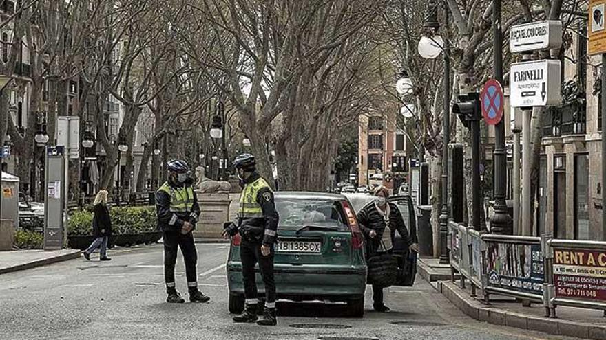 Agentes de la PolicÃ­a Local de Palma, ayer durante un control en el centro de la ciudad.