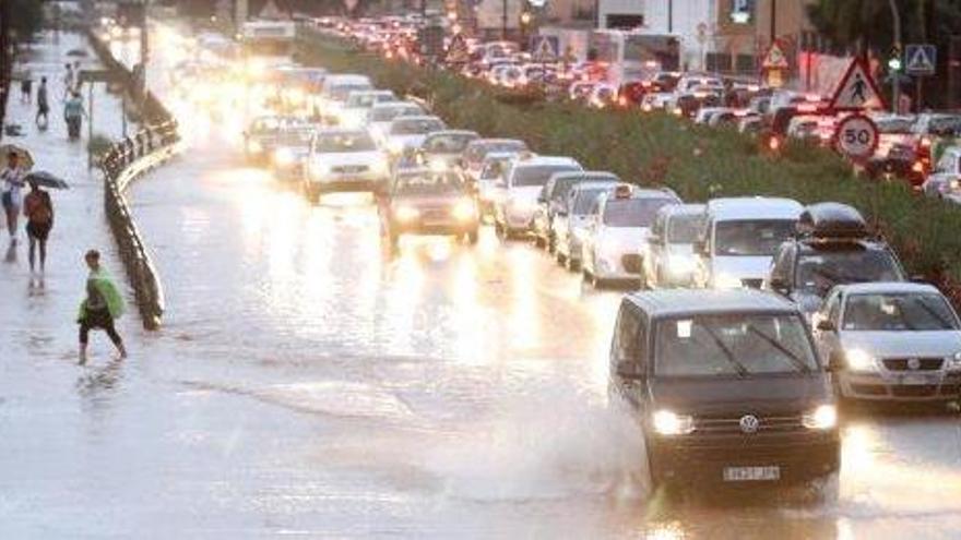 Inundación y colapso circulatorio en el primer cinturón de ronda de Vila tras una tormenta.