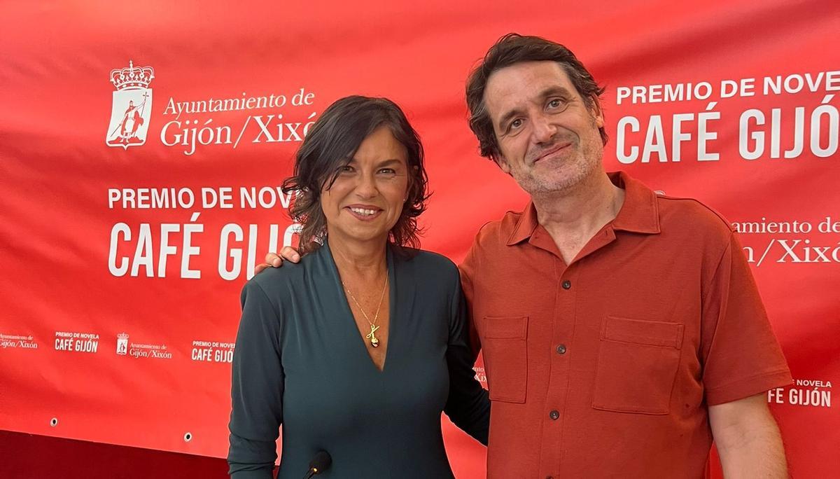 La concejala de Cultura, Montserrat López Moro, con Marc Colell, último ganador del Café Gijón