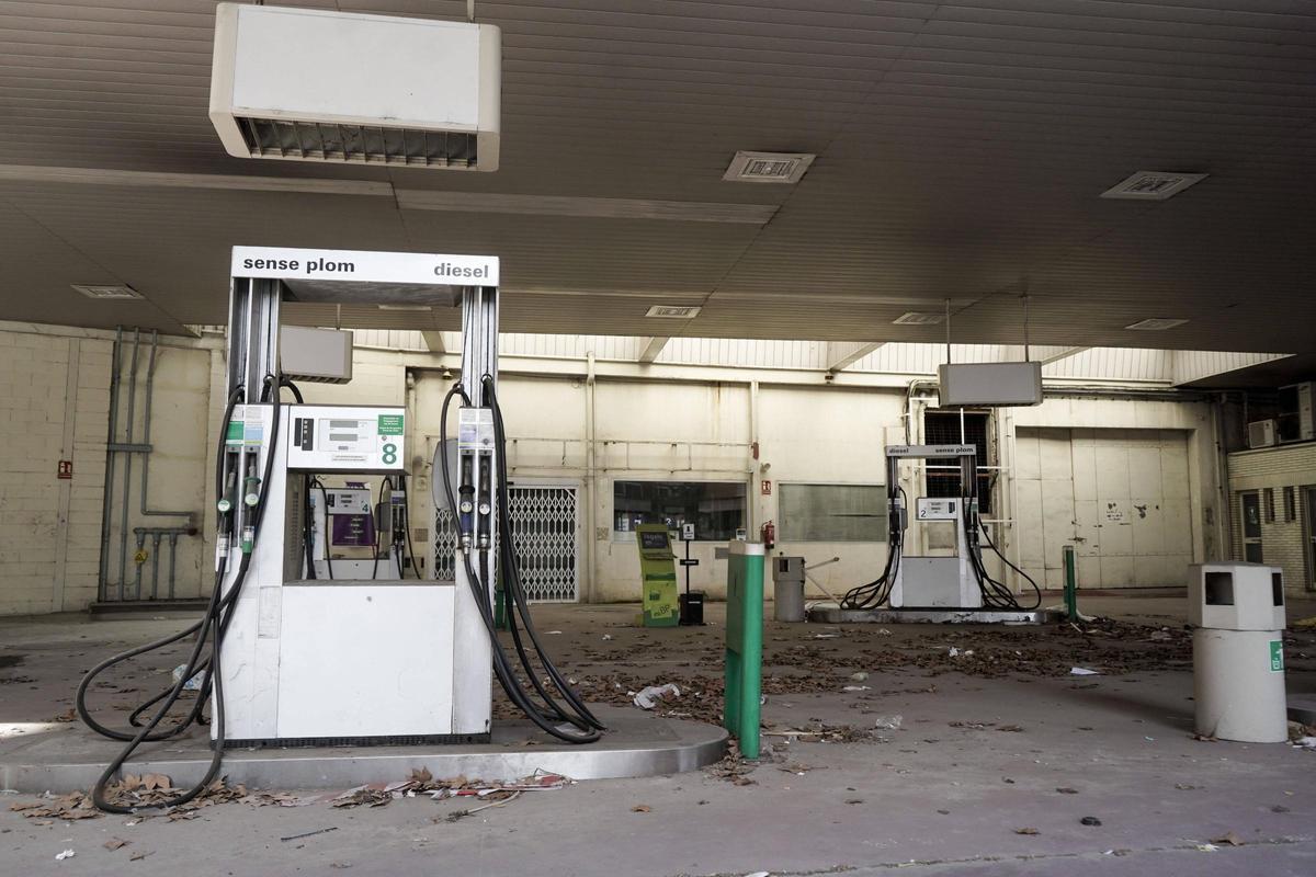 Detal on es veu la brutícia acumulada a terra entre els sortidors