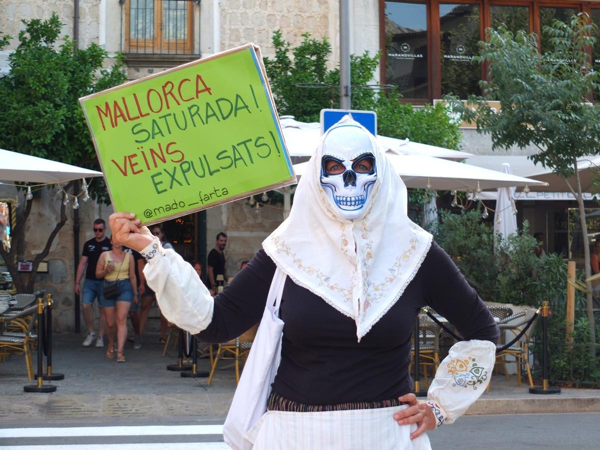 Madó Farta, l'activista darrere la pagesa-calavera: «Els turistes no són l’enemic; són una conseqüència d’un model»
