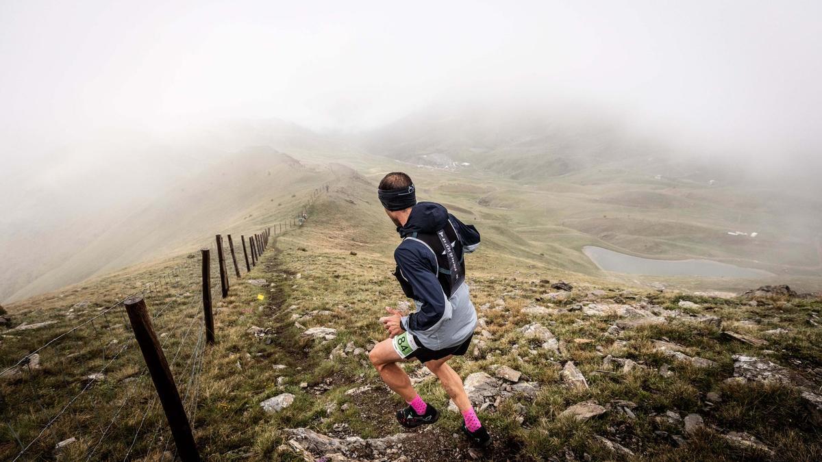Un corredor en una prueba de trail running