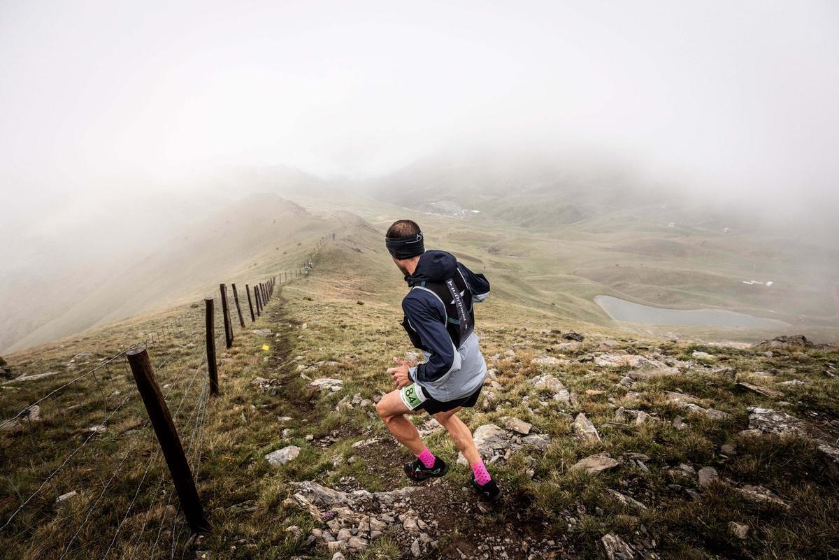 Un corredor en una prueba de trail running