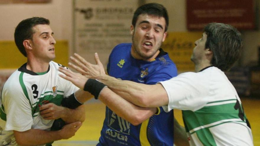 Esteve Ferrer i Nonó, del Bordils, defensant Ballester (Sarrià) en el darrer derbi, l&#039;abril de 2013