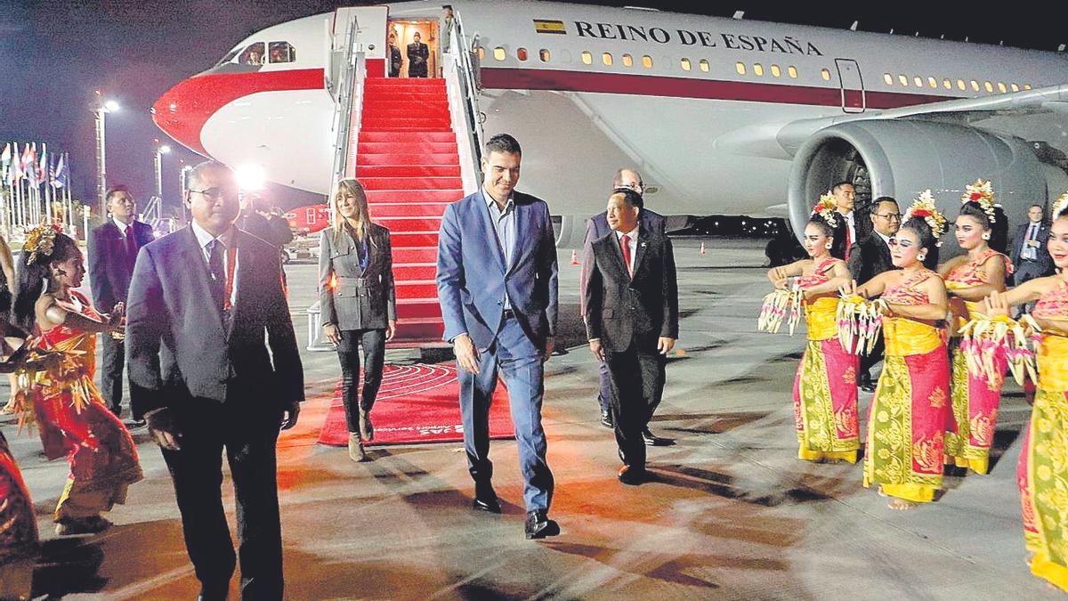 Pedro Sánchez i la seva dona, Begoña Gómez, arriben a l’aeroport de Denpasar ahir