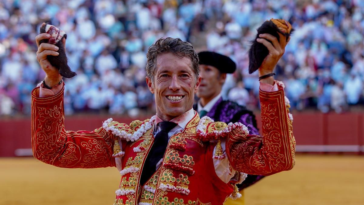 El torero Manuel Escribano, da la vuelta al ruedo con dos orejas de su primer toro en el 14ª festejo de la Feria de San Miguel a 03 de octubre del 2021