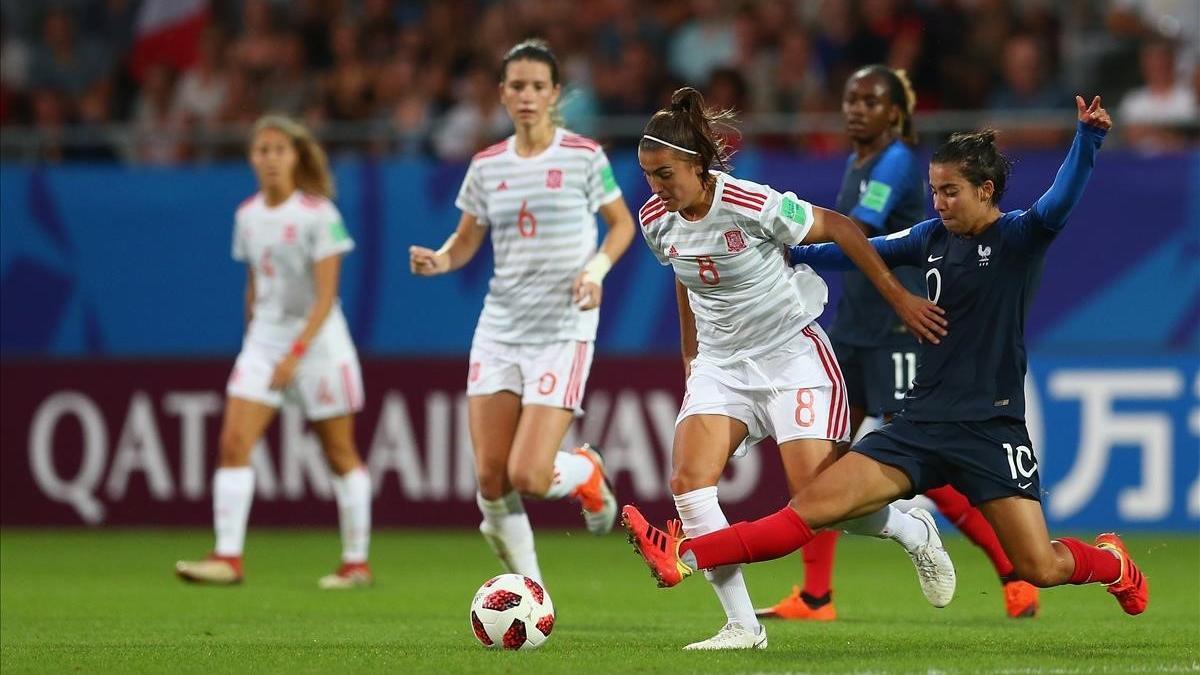 Patricia Guijarro conduce el balón en la semifinal del Mundial ante Francia