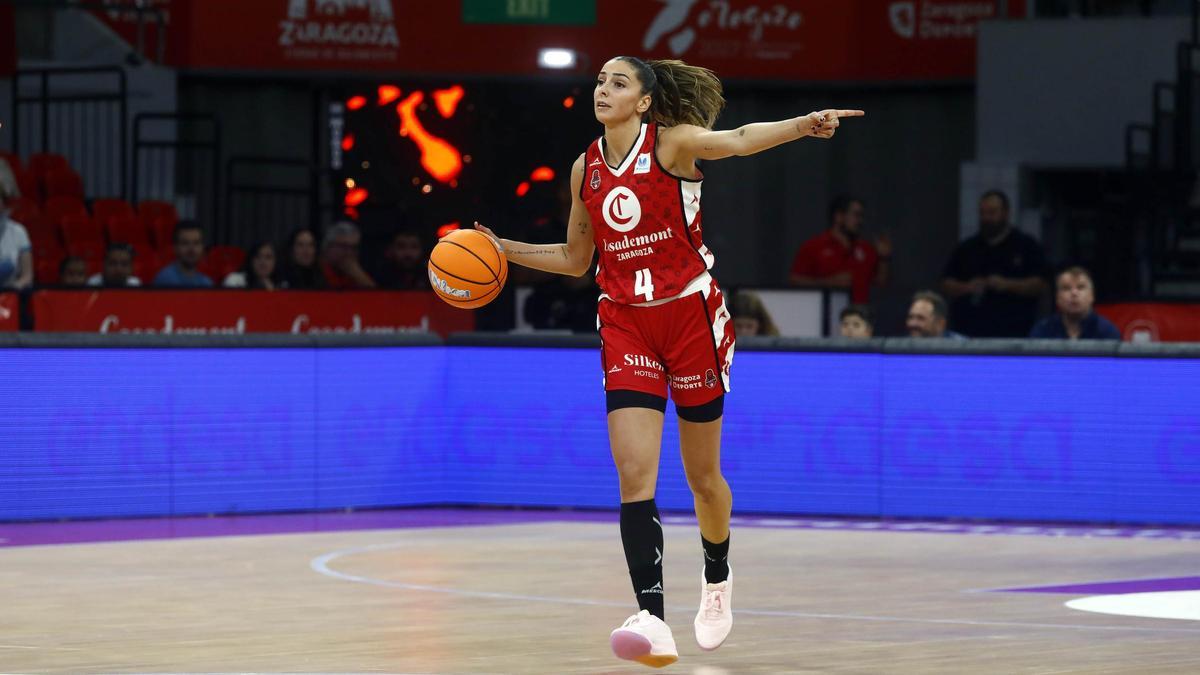 Mariona Ortiz sube el balón y marca una jugada durante el partido frente al Hozono Jairis del domingo.