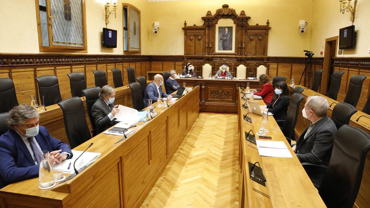 Ana González y los portavoces municipales durante el Pleno municipal.