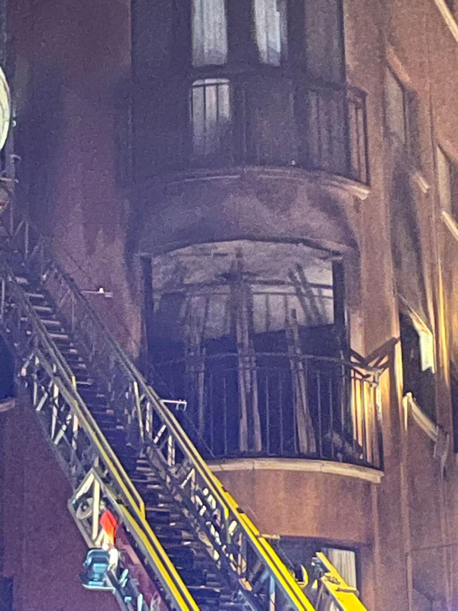 Las llamas en un edificio ponen en alerta a decenas de vecinos del centro de Murcia