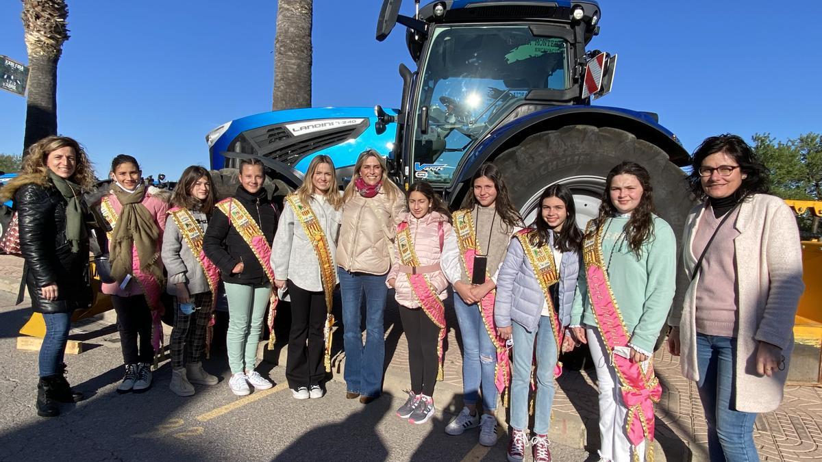 La alcaldesa Marta Barrachina ha recorrido la feria junto a integrantes del equipo de gobierno y la corte de honor de las fiestas.