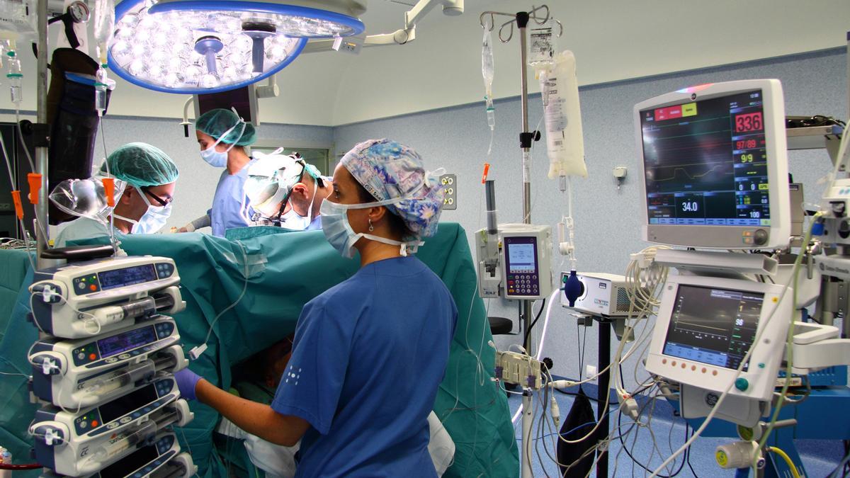 Una imagen de una intervención quirúrgica en Son Espases.