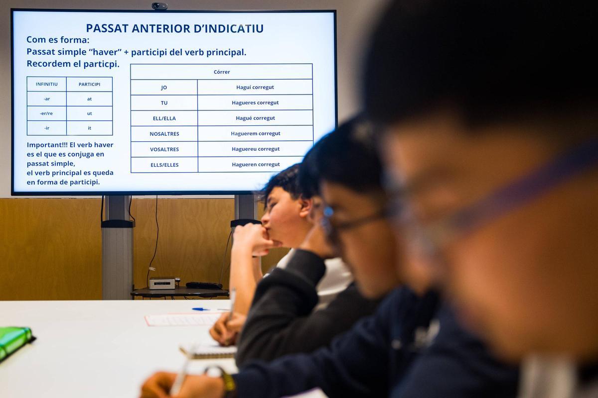 Estudiantes de los talleres de catalán de El Prat practican el passat anterior dindicatiu en el centro cívico Palmira Domènech.