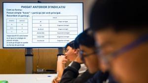 Estudiantes de los talleres de catalán de El Prat practican el passat anterior dindicatiu en el centro cívico Palmira Domènech.