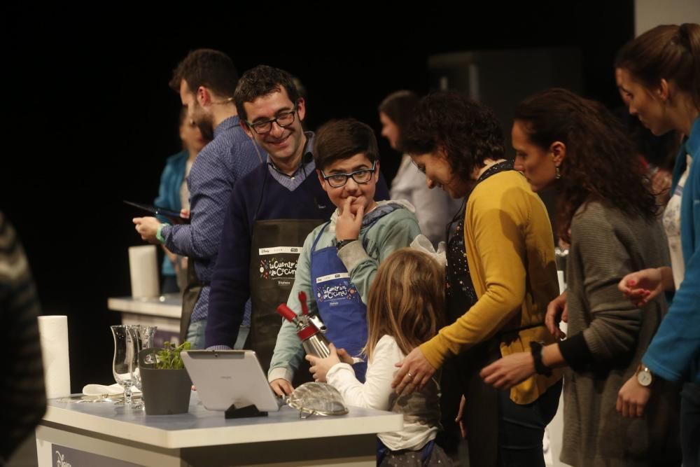 Ferran Adrià cocinando con varias familias en el centro Niemeyer de Avilés