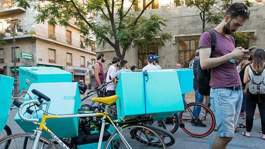 Un repartidor de comida en una protesta de &#039;riders&#039; en València.