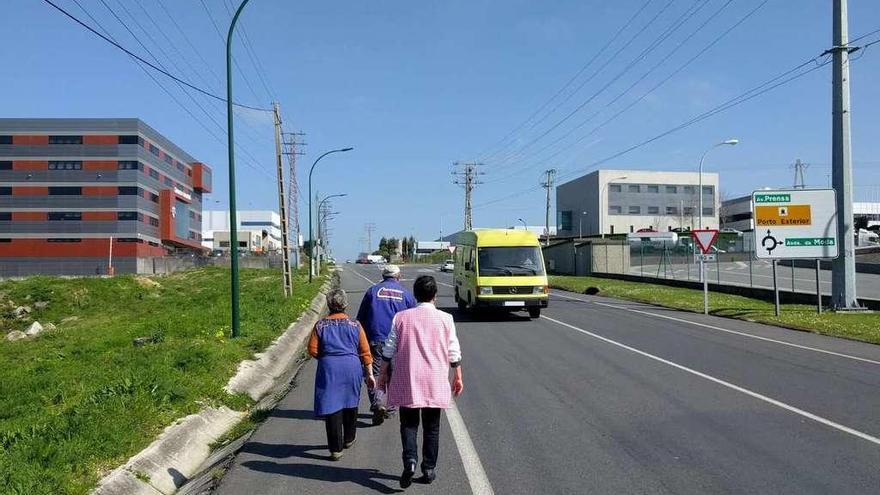 Vecinos de O Rañal caminan por el arcén de la avenida Arsenio Iglesias.