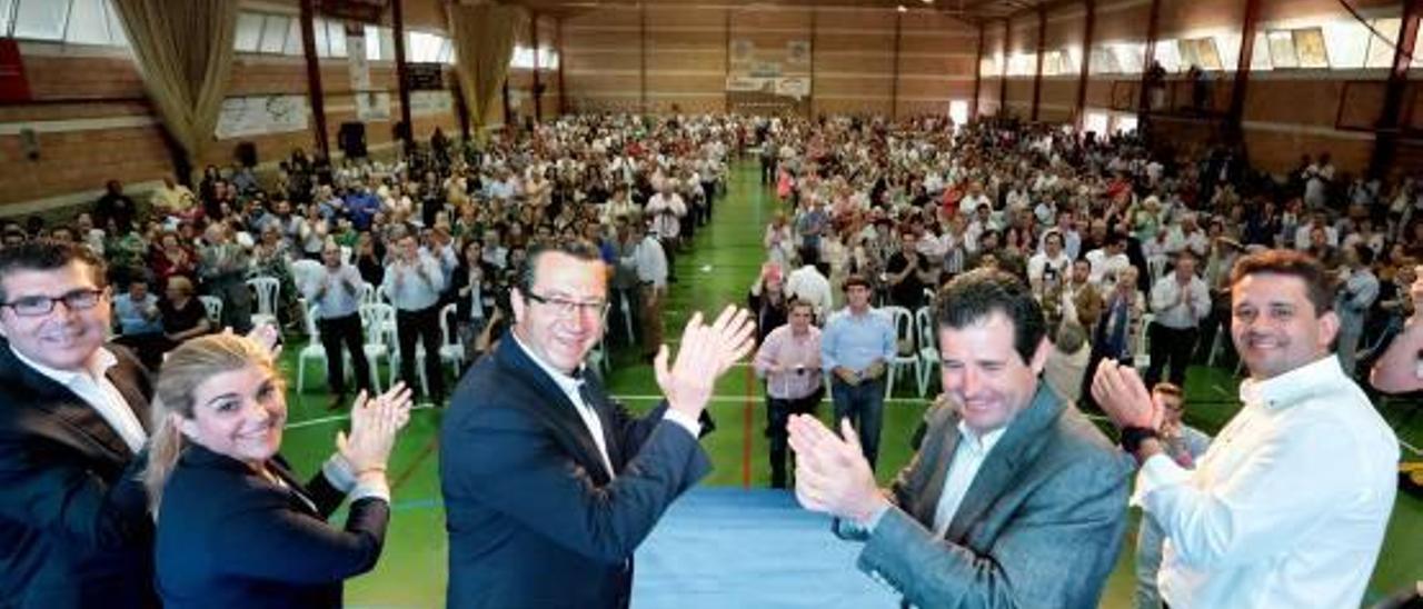 Manuel Pérez Fenoll, Eva Ortiz, Toni Pérez, José Císcar y José Juan Zaplana aplauden ante el público congregado ayer.