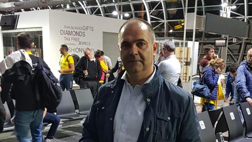 Antonio Cabrera, en el aeropuerto, previo a volar rumbo a Tenerife