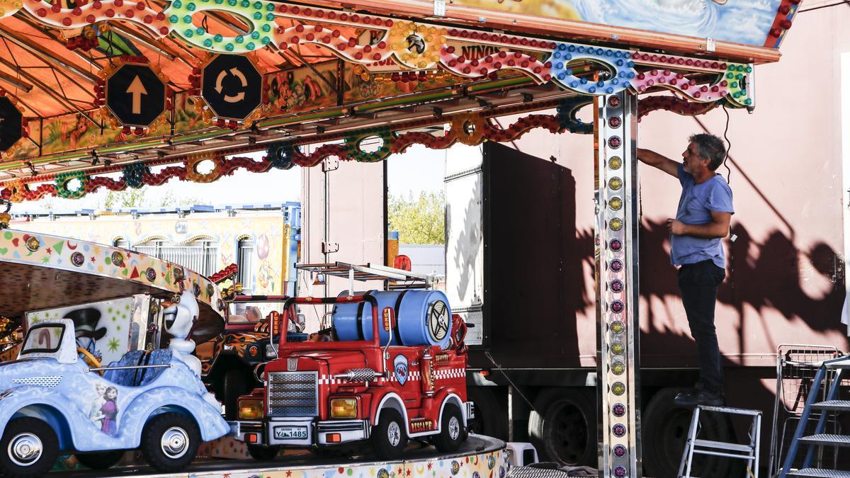 Ultimando los detalles de una de las atracciones de la feria, que comienza hoy.