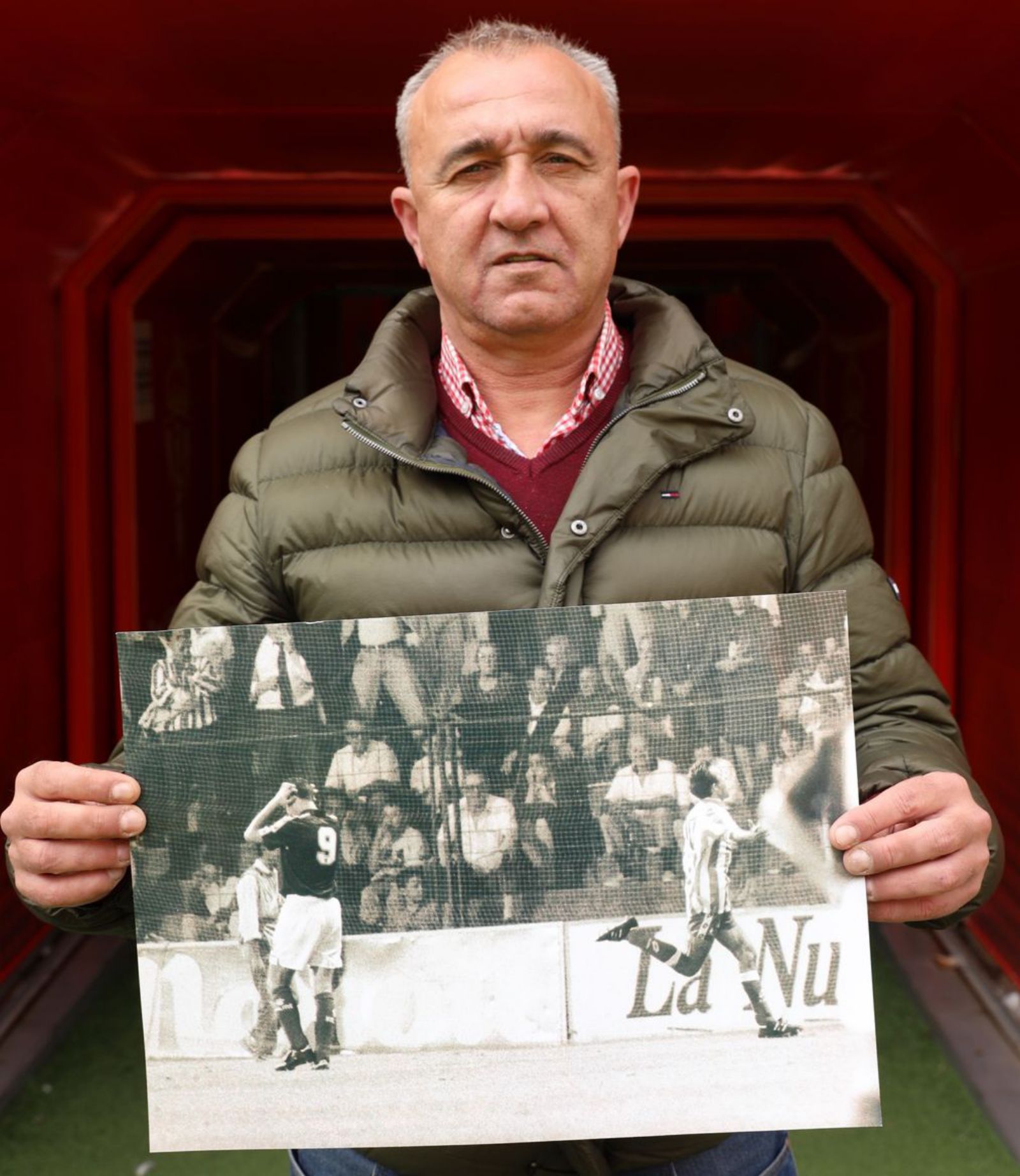  Juanele, con la imagen de la celebración de su gol en el Tartiere en 1993.