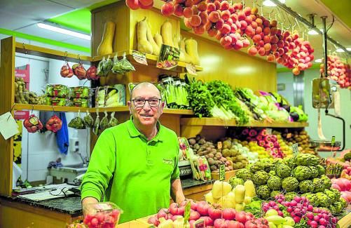 Miquel Bota sigue en la frutería que abrieron sus abuelos. 