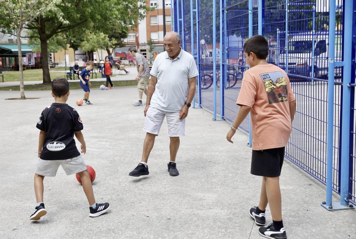 1. Belén Sainz y José Agustín Sánchez con sus nietos, Loreto y Santiago Bermejo en el Campo San Francisco de Oviedo. 2. Gervasio Ramón Díaz García con Emma, Lucía y Marta Díaz Benito en el parque infantil del Muelle de Avilés. 3. Milagros Sifuentes con su nieta Gabriela González Menéndez en el parque avilesino de Las Meanas. 4. Aurelio Gargantiel y Adriana Sierra, en el columpio del parque gijonés de La Serena. 5 Modesta Caso con su nieto Darío González, al fondo, en La Exposición de Avilés. | Miki López / Marcos León